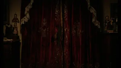 Кадр із кліпу «Пазурі та Шовк»